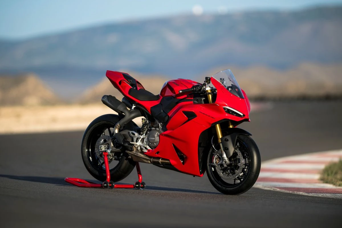 Moto-Ducati-Panigale-V2S-Motoplanete