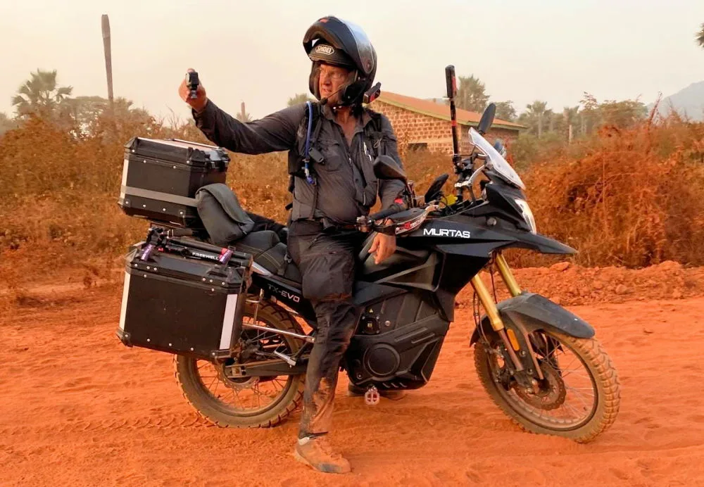 Une moot électrique Murtas traverse l'Afrique et 17.000 km