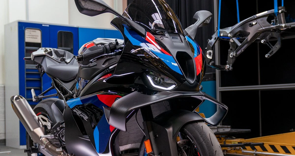 Une BMW M 1000 RR 2027