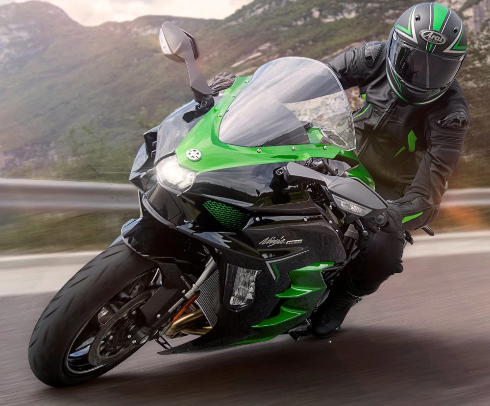 Ninja 1000 H2 SX de 2025 en courbe