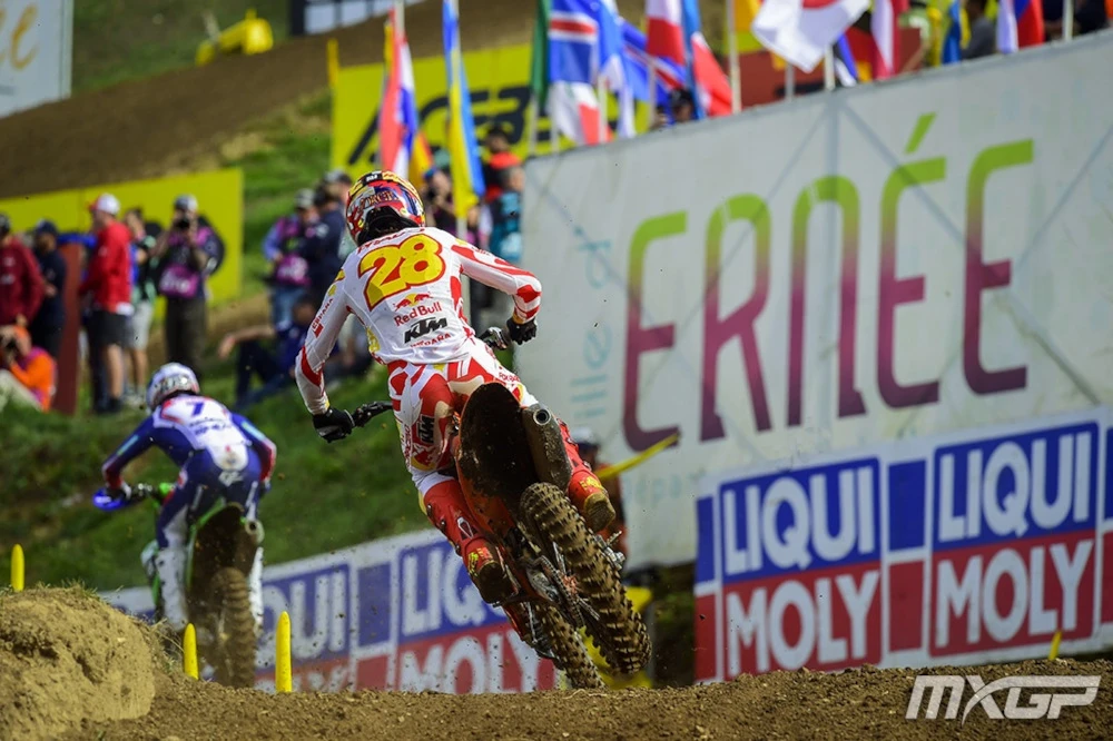 Jorge Prado de dos avec le numéro 28 devant l'affiche d'Ernée