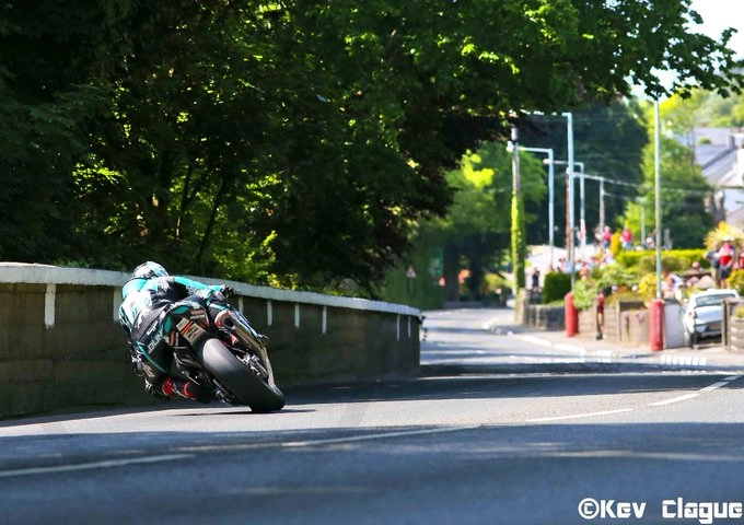 Peter-Hickman-course-TT-superbike