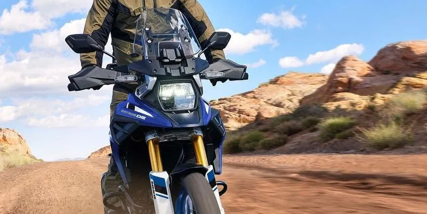 L'avant d'une moto Suzuki V-Strom 1050DE roulant dans un paysage désertique