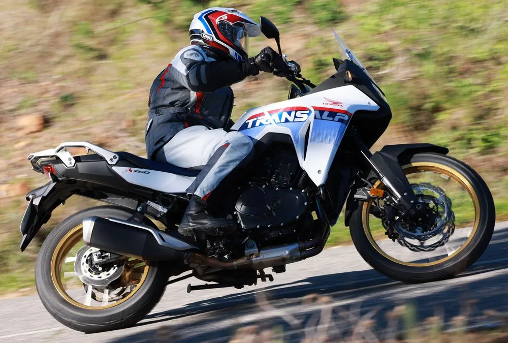 Une Honda XL 750 Transalp en essai sur la route