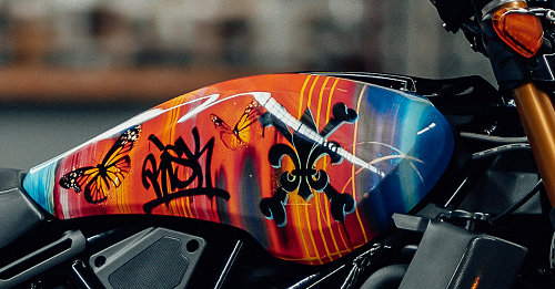 Indian habille ses FTR 1200 avec les coques Artist Series.
