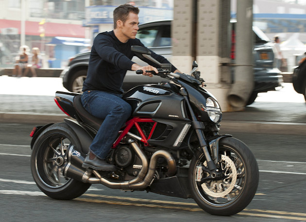 Jack Ryan au cinéma sur un Ducati 1200 Diavel.