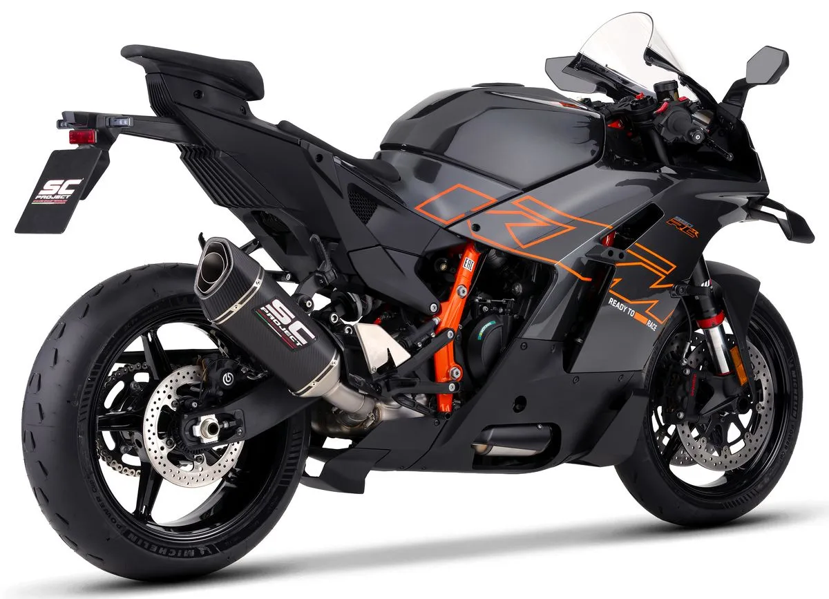 Une moto KTM 990 RC R avec un silencieux d'échappement SC-Project SC1R.