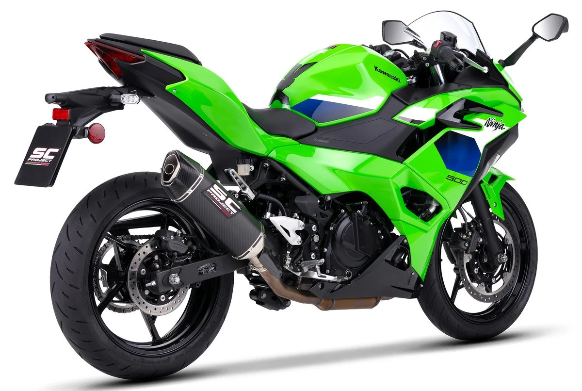 Une Kawasaki ninja 500 verte avec un échappement SC-Project SC1-X