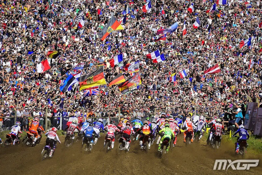 Le départ d'une course devant un public venu en masse.