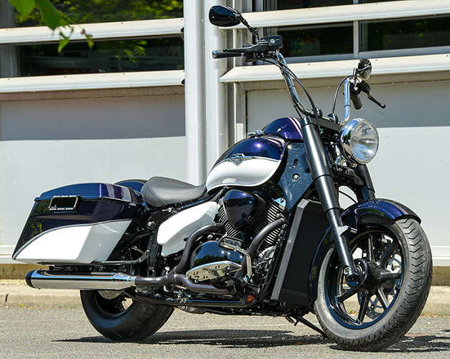 Suzuki France présente deux C 1500 T préparés.