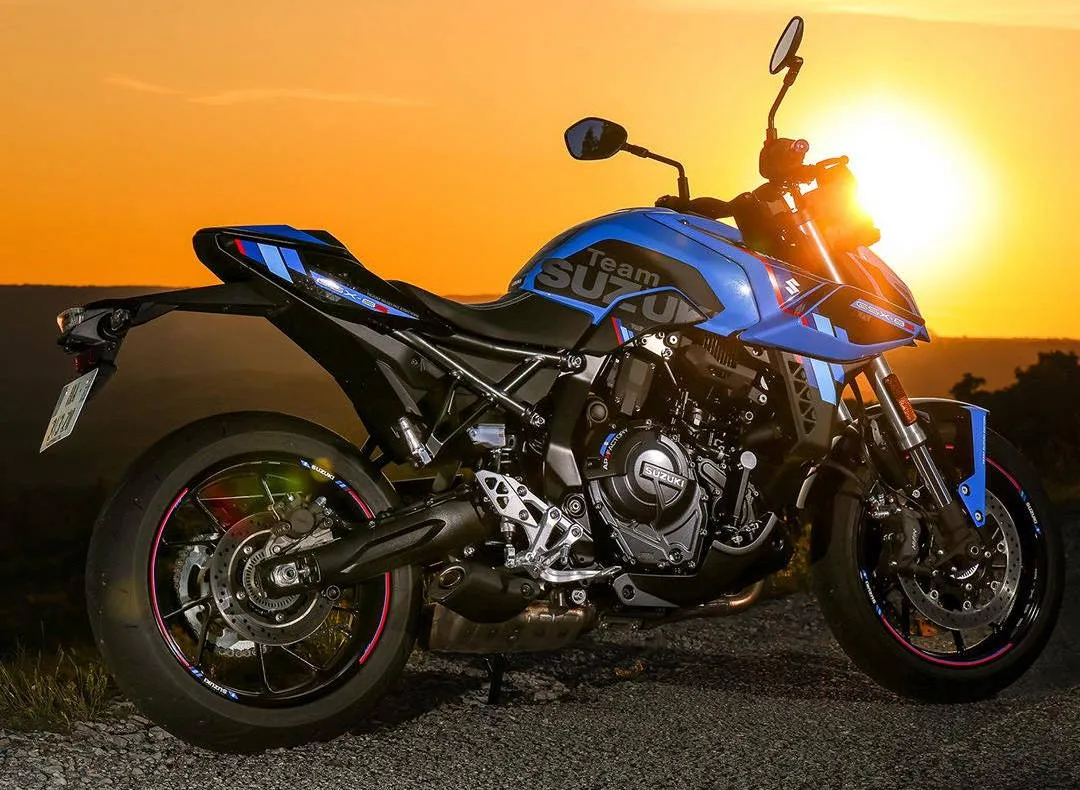 Une moto Suzuki 800 GSX-8S avec un kit déco racing devant un coucher de soleil