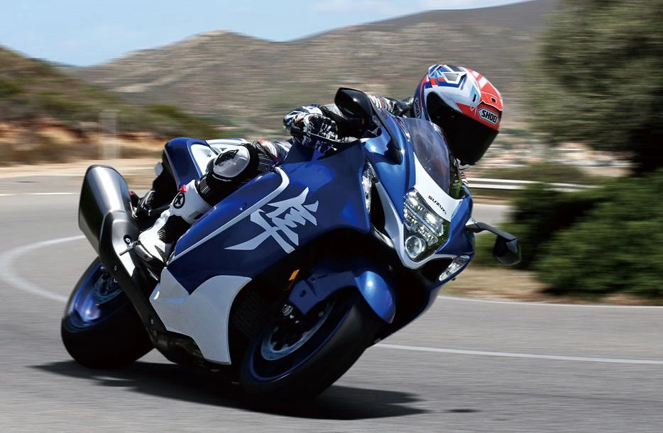 Une moto Suzuki GSX1300R Hayabausa Special Edition 2026 sur une route