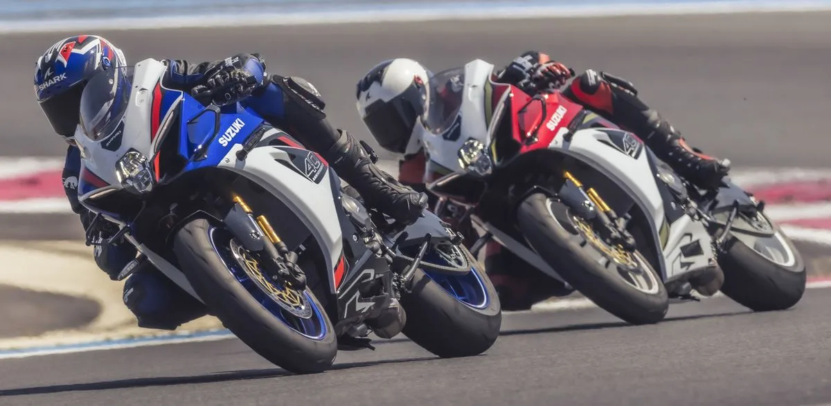 Deux Suzuki GSX-R1000R 2026 sur circuit