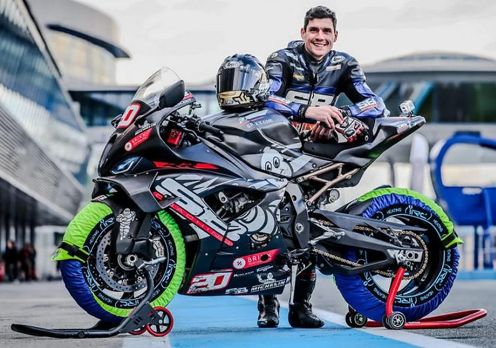 Sylvain Barrier et une M 1000 RR sur circuit