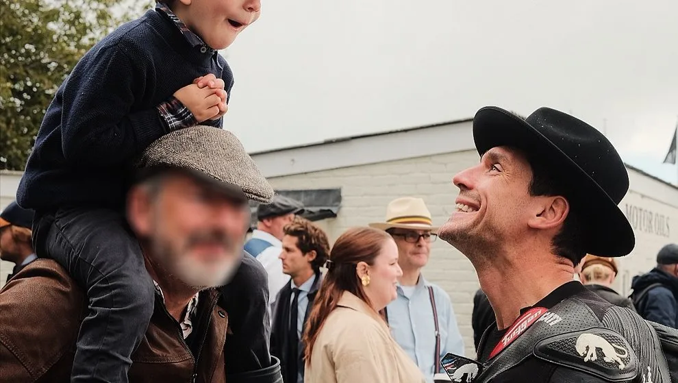 Un enfant avec un beret sur les épaules d'un vieil homme et sylvain Barrier en train de sourire