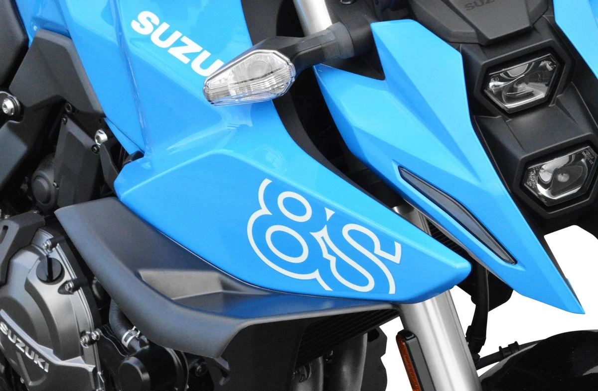 Des ailerons Top Block sur une Suzuki GSX-8S bleue