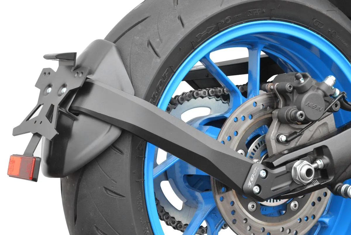 un support de plaque bas Top Block sur une Suzuki GSX-8S bleue