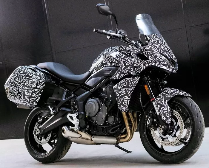 La prochaine Triumph 660 Tiger Sport sous son camouflage