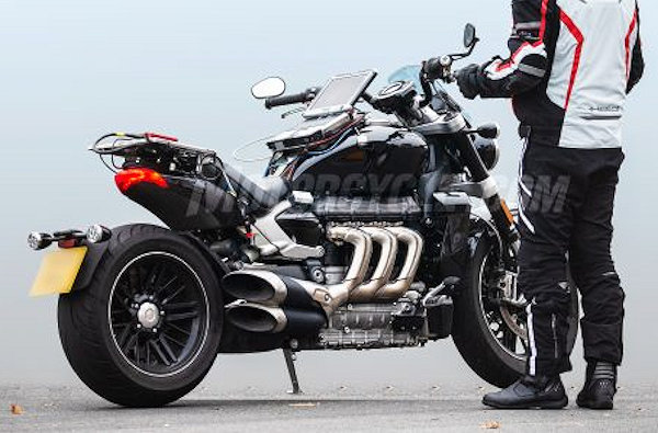 La prochaine Triumph Rocket III déjà en test de roulage.