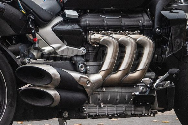 La prochaine Triumph Rocket III déjà en test de roulage.