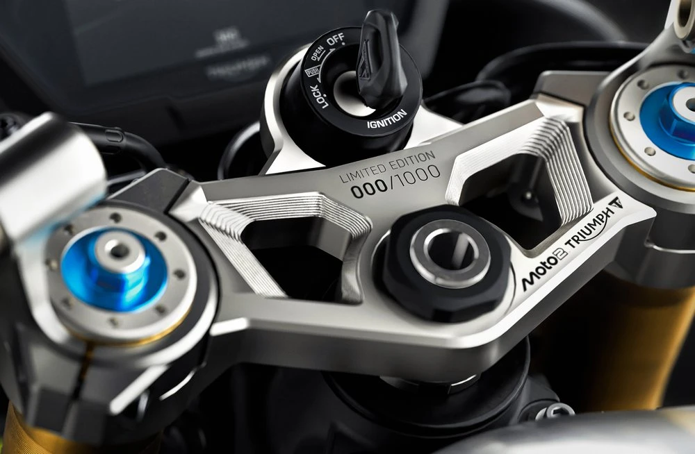 Un té de fourche de Triumph 765 Street Triple Moto2 édition