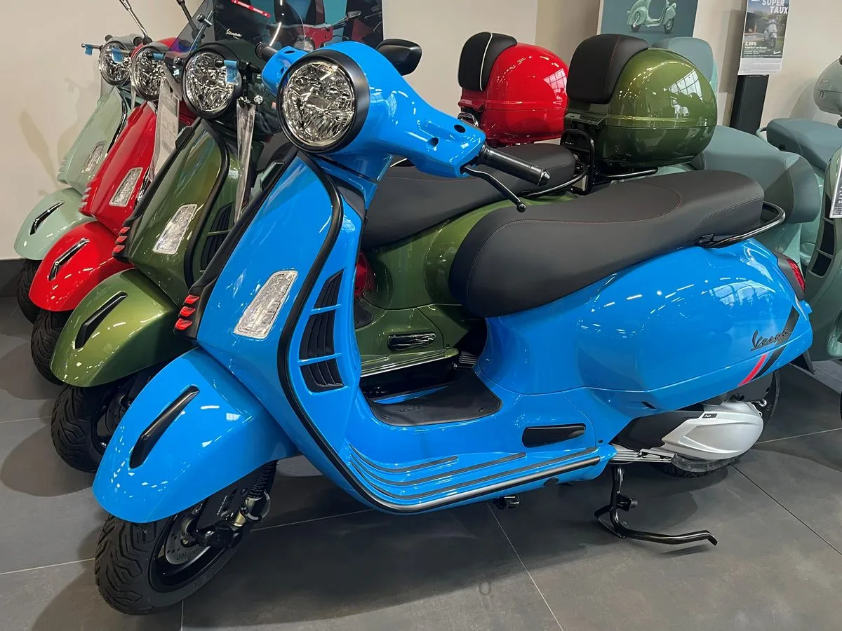 Un scooter Vespa 310 GTS