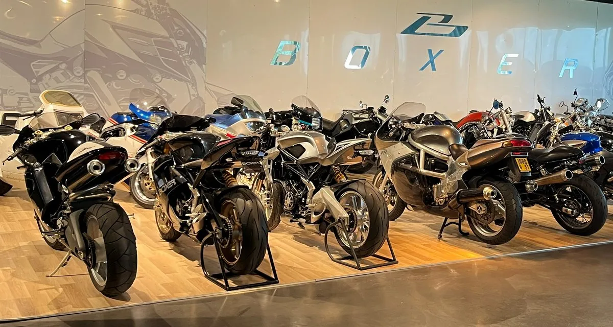 Une série de moto crées par Boxer Bikes vues de dos