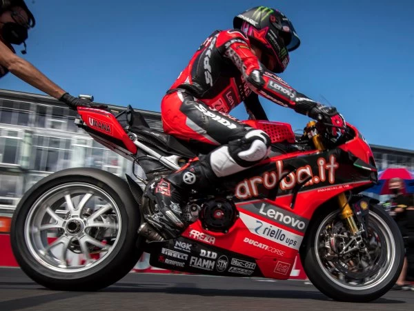 WSBK / Magny-Cours – Razgatlioglu prend les commandes.