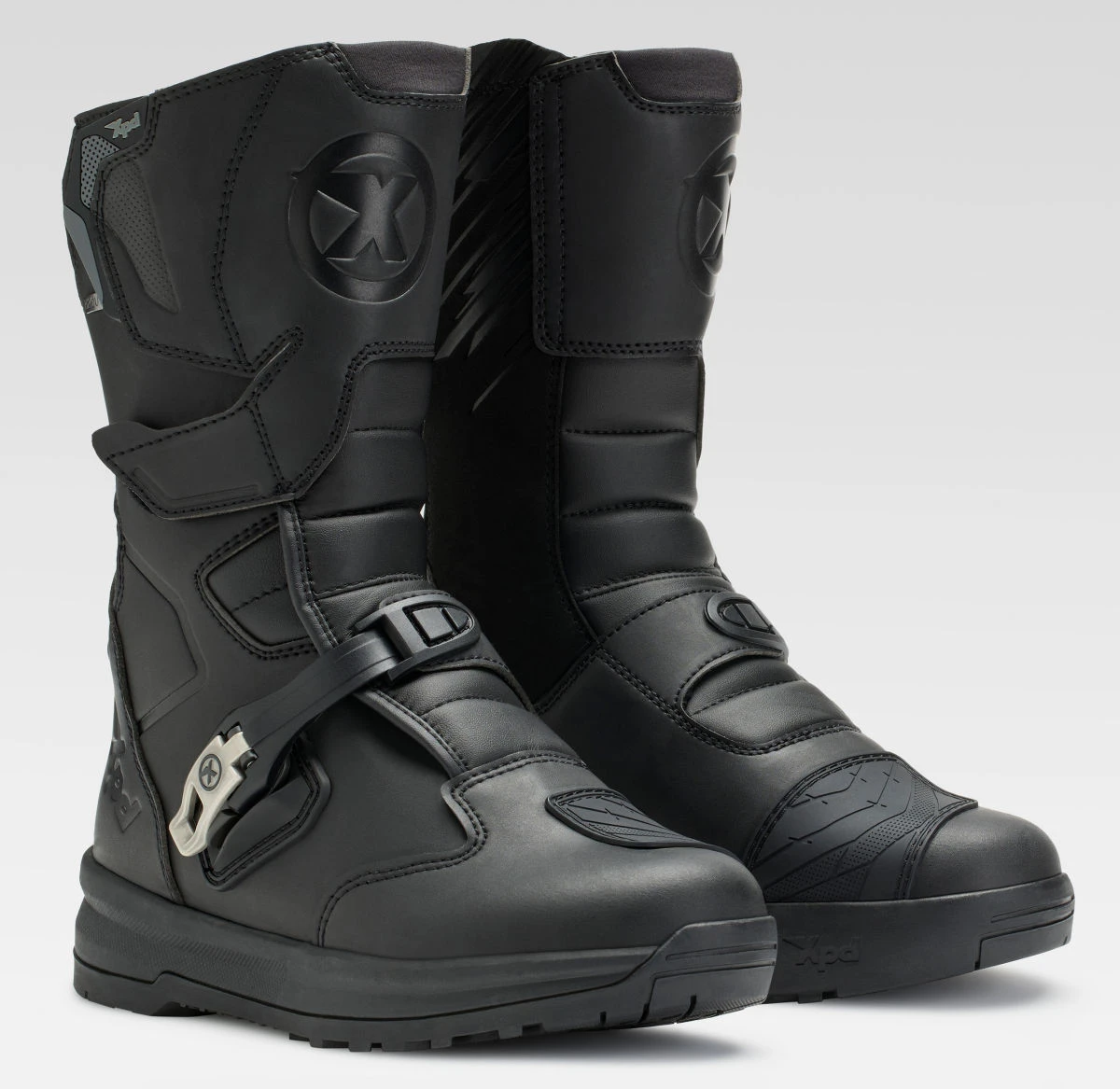 Une paire de bottes XPD X-Adv Tourmax H2Out noir