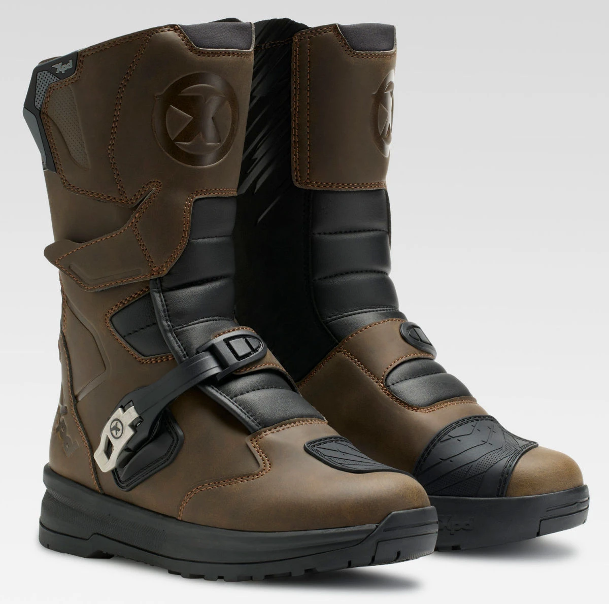 Une paire de bottes XPD X-Adv Tourmax H2Out marron