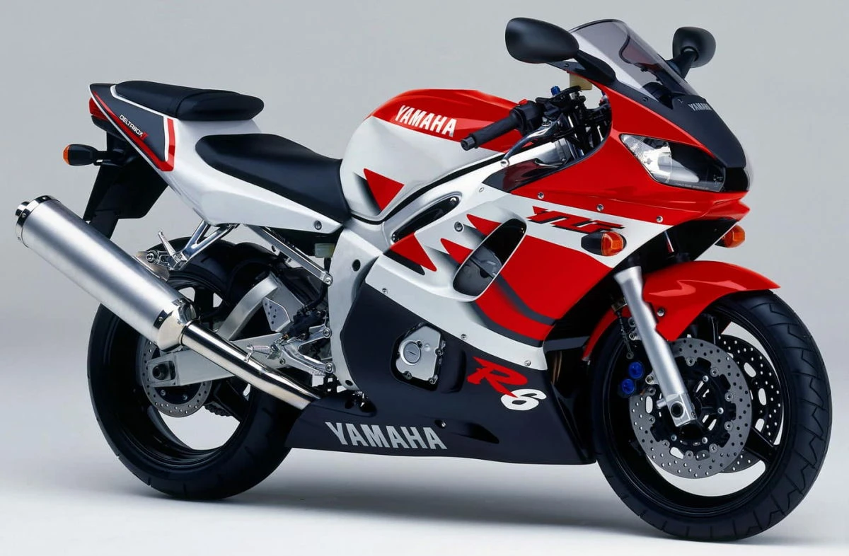 Une moto Yamaha 600 YZF-R rouge et blanche de 1999.