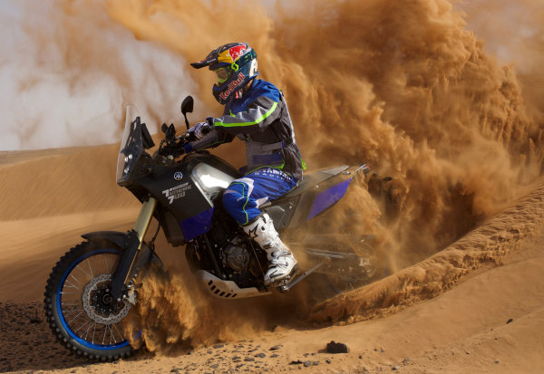 La Yamaha 700 Ténéré World Raid dans les mains de Peterhansel.