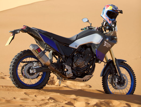 La Yamaha 700 Ténéré World Raid dans les mains de Peterhansel.