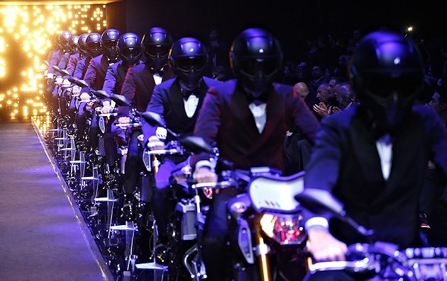 Les Yamaha MT défilent à la Fashion Week de Milan.