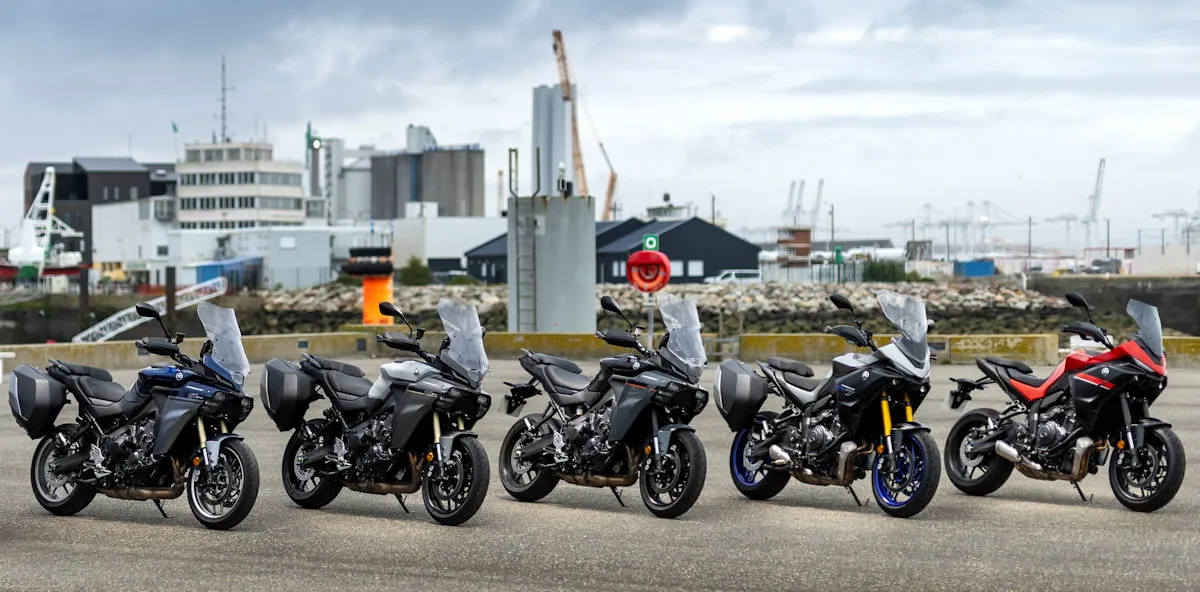 une rangée de motos Yamaha Tracer sur le port du Havre
