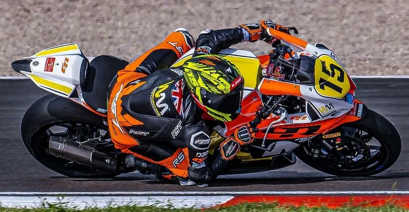 La pilote moto Chloe Jones sur circuit