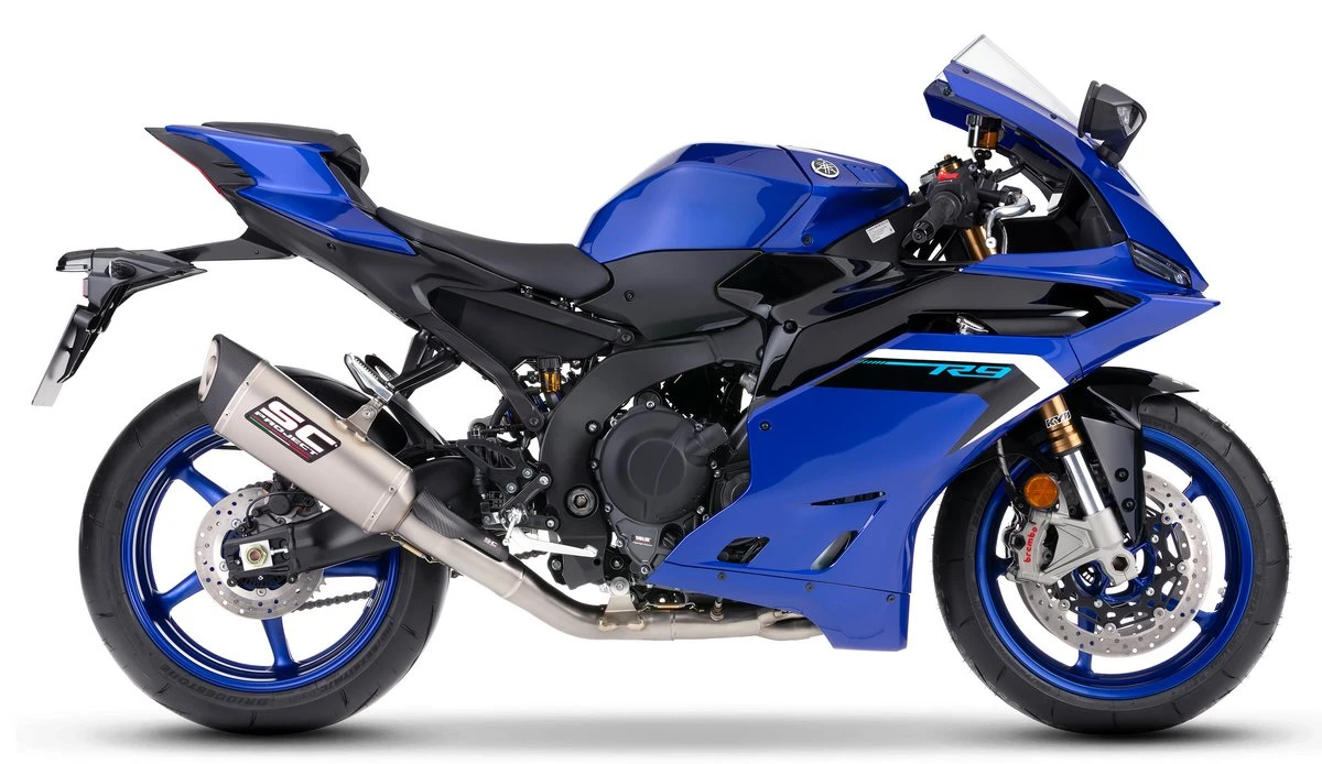 Une Yamaha R9 Bleu avec un silencieux SC-Project