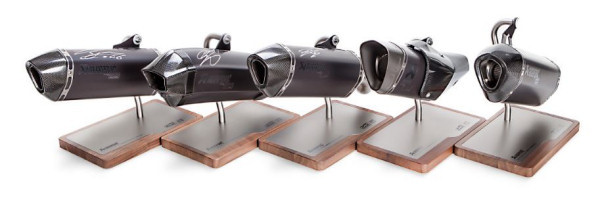 Des échappements Akrapovic vendus pour la bonne cause.