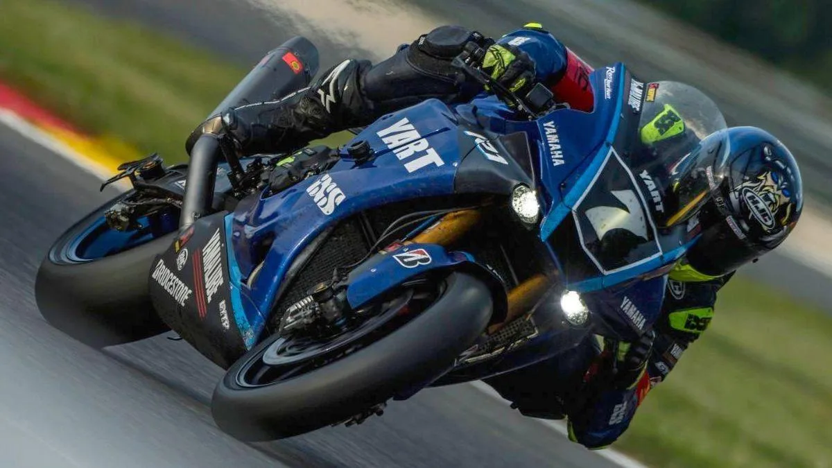 La Yamaha du YART bleue avec le chiffre 7 en piste