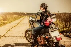 Faut-il assurer sa moto chez son assureur auto ?