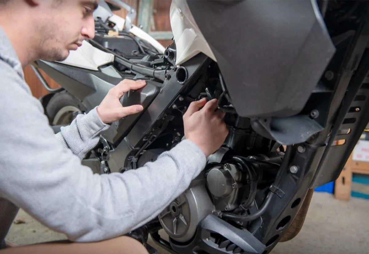Réparer un joint de culasse sur moto sans démontage