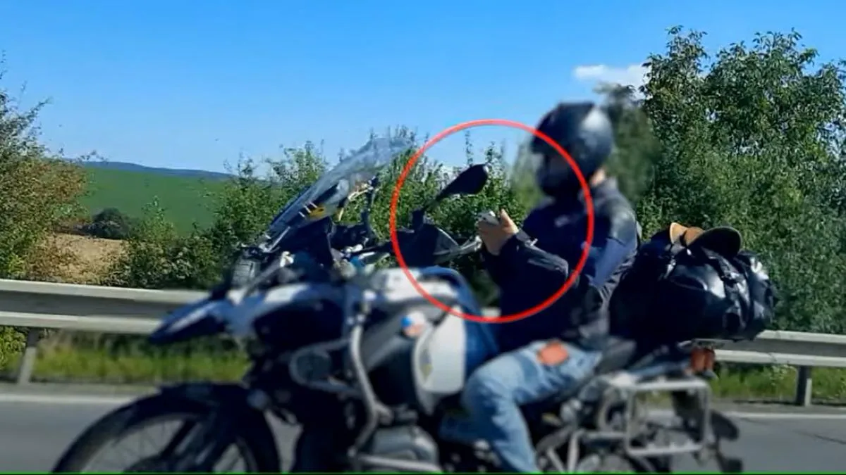 Motociclista pillado in fraganti.. ¡smartphone en SUS manos!