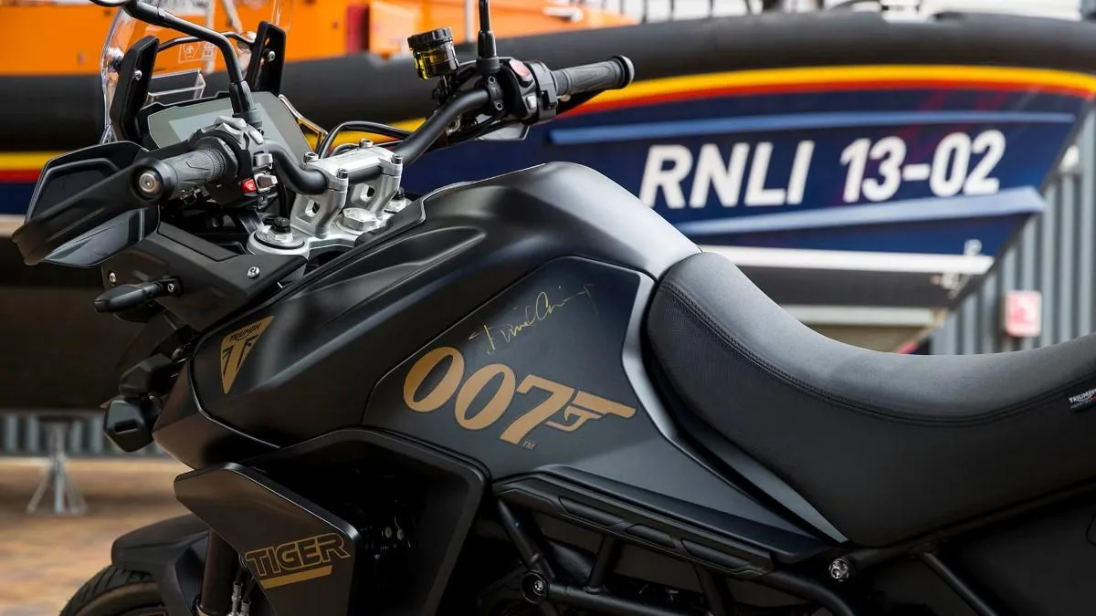 Daniel Craig dona sus motos Triumph 007