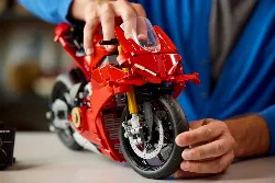 Build the legend: the Ducati Panigale V4 S in LEGO