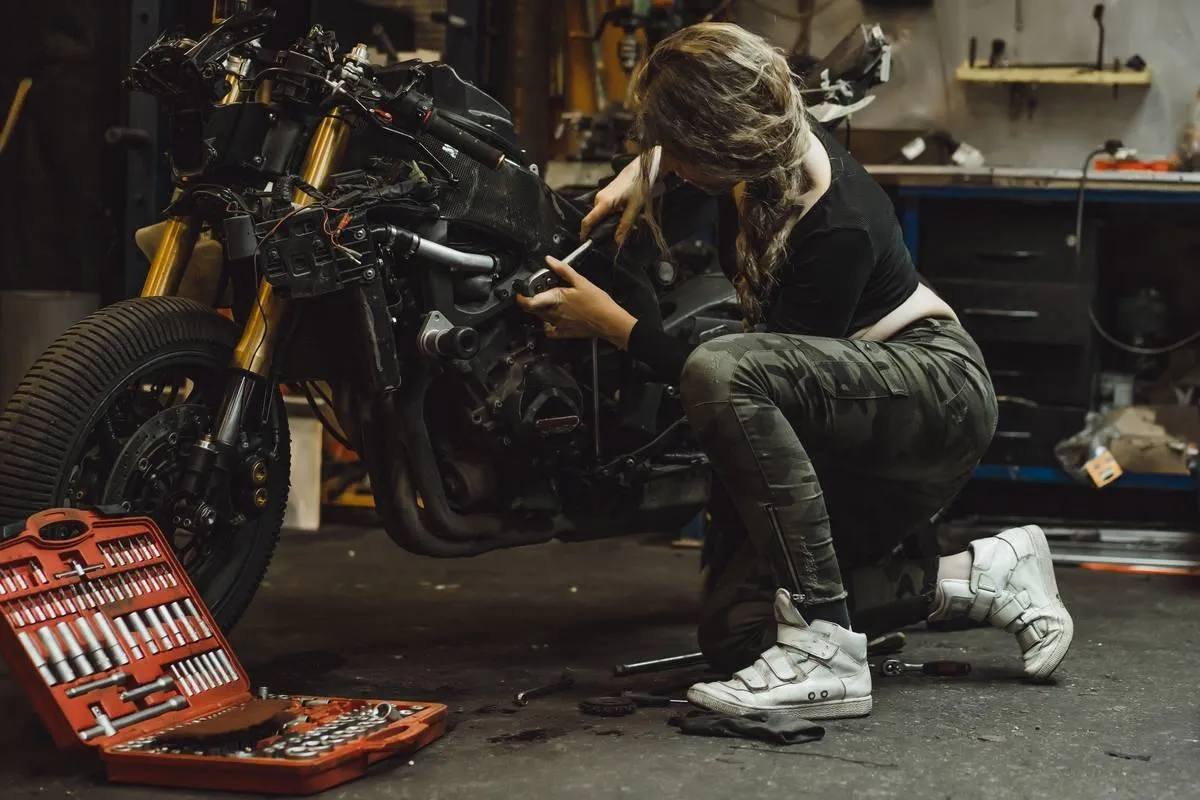 Reprogrammer sa Moto : Avantages, Risques et Étapes Clés