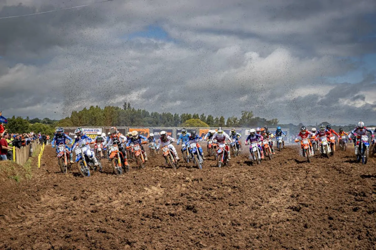 Départ de la course de 125cc, les pilotes arrivent sur le holshot