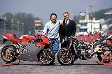 Massimo Tamburini y Claudio Castiglioni rodeados por dos MV Agusta F4.