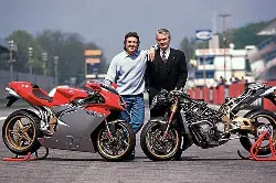 Massimo Tamburini et Claudio Castiglioni entourés par deux MV Agusta F4