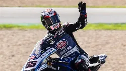 Jonathan Rea célébrant une fin de course