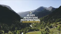 Affiche des alpes aventure motofestival 2025 avec les montagnes en fond